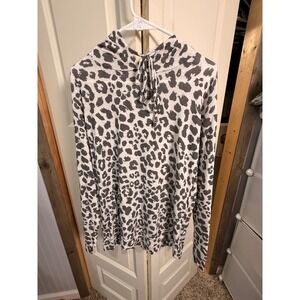 Vine & Love Leopard Print Hoodie Gray White Animal Print Kangaroo Pocket Medium